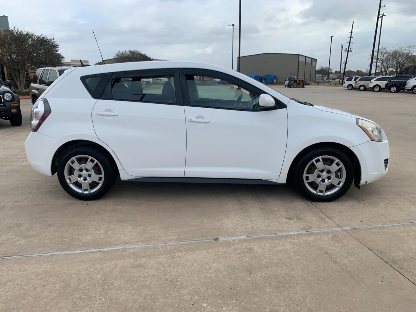 2009 white /black Pontiac Vibe 2.4L (5Y2SP67059Z) with an 2.4L L4 DOHC 16V engine, 4-Speed Automatic Overdrive transmission, located at 14700 Tomball Parkway 249, Houston, TX, 77086, (281) 444-2200, 29.928619, -95.504074 - Photo#7